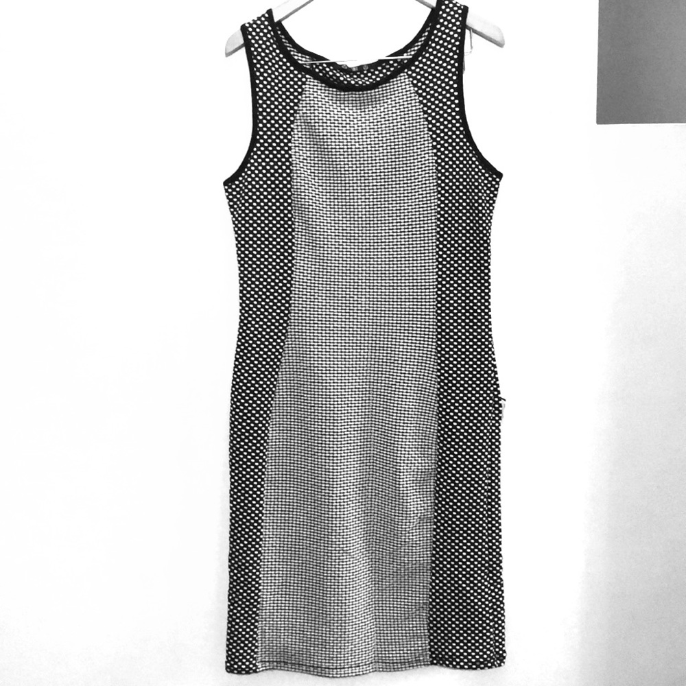 Black and white geo dress stretch
